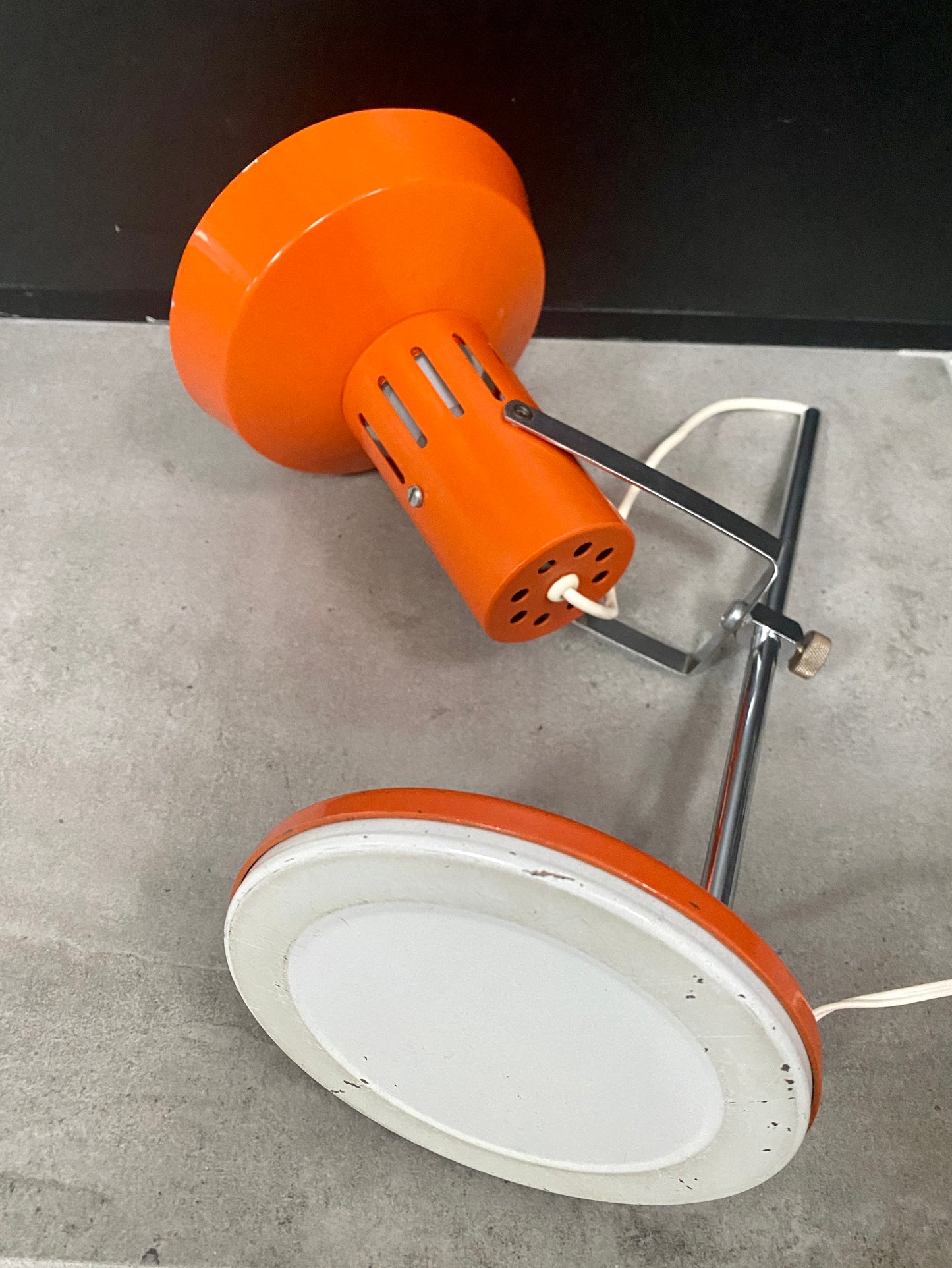 Lampe de bureau métal laqué orange et chrome - vers 1970