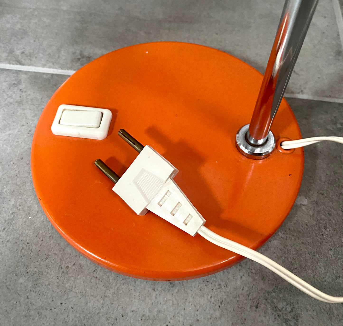 Lampe de bureau métal laqué orange et chrome - vers 1970