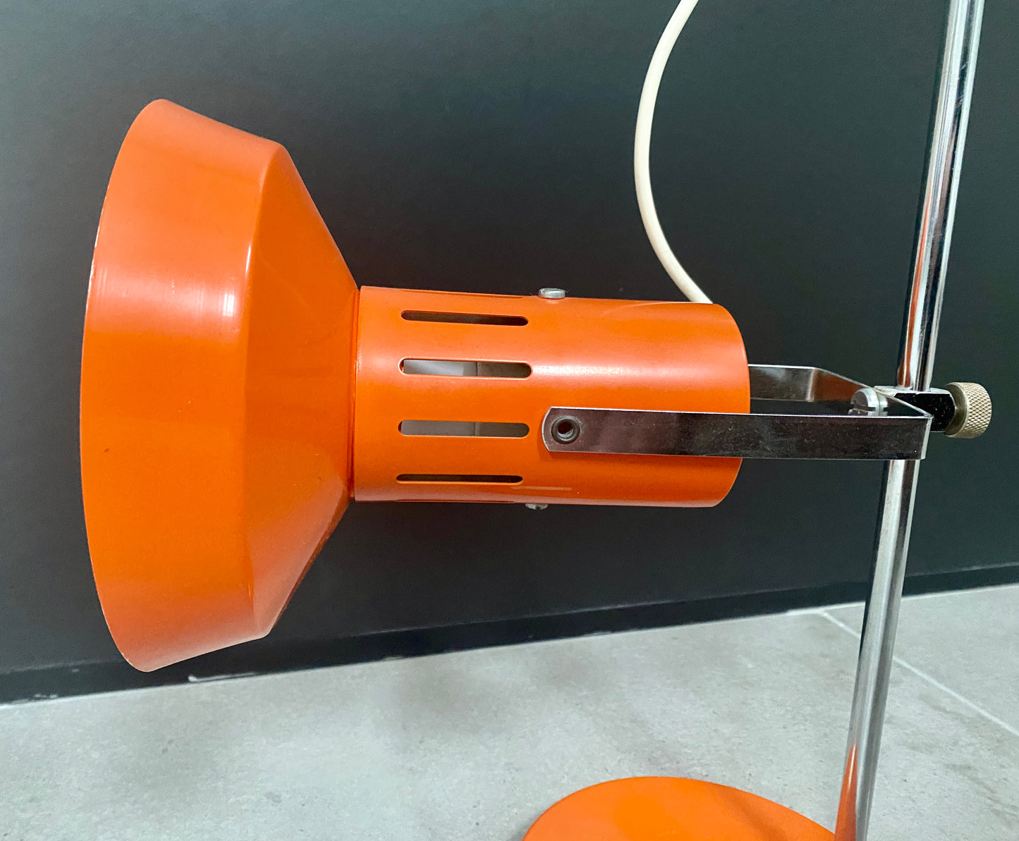 Lampe de bureau métal laqué orange et chrome - vers 1970