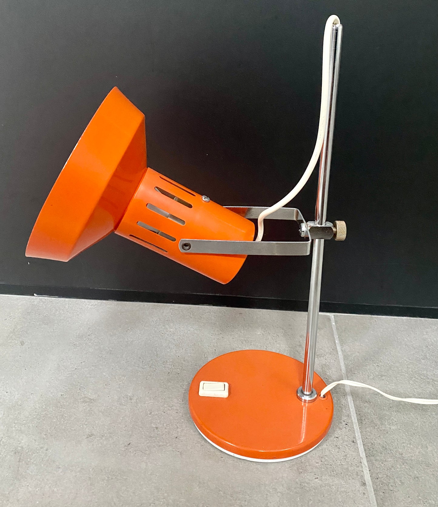 Lampe de bureau métal laqué orange et chrome - vers 1970