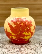 Vase Gallé à petit col en verre, rouge sur fond jaune