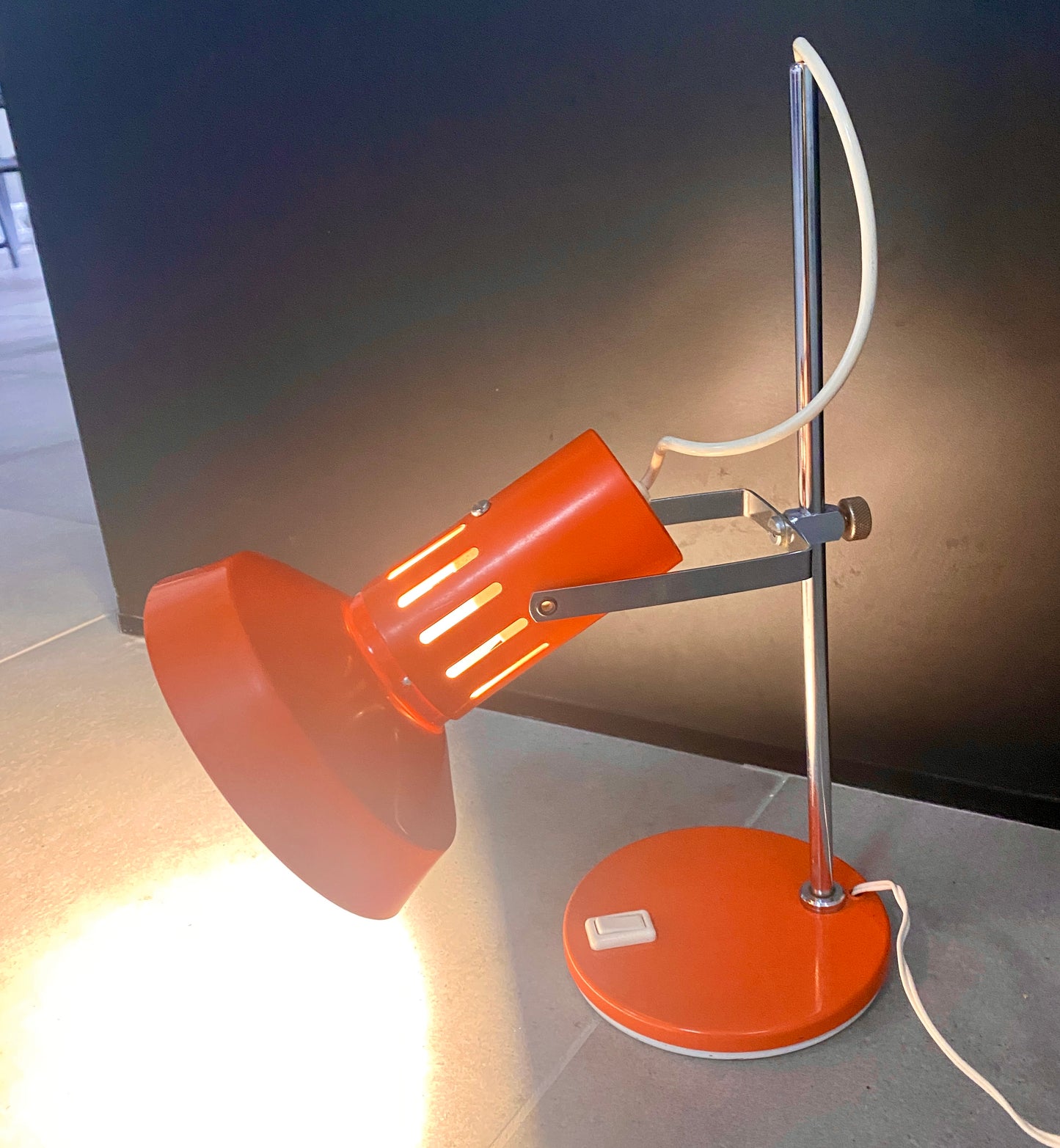 Lampe de bureau métal laqué orange et chrome - vers 1970