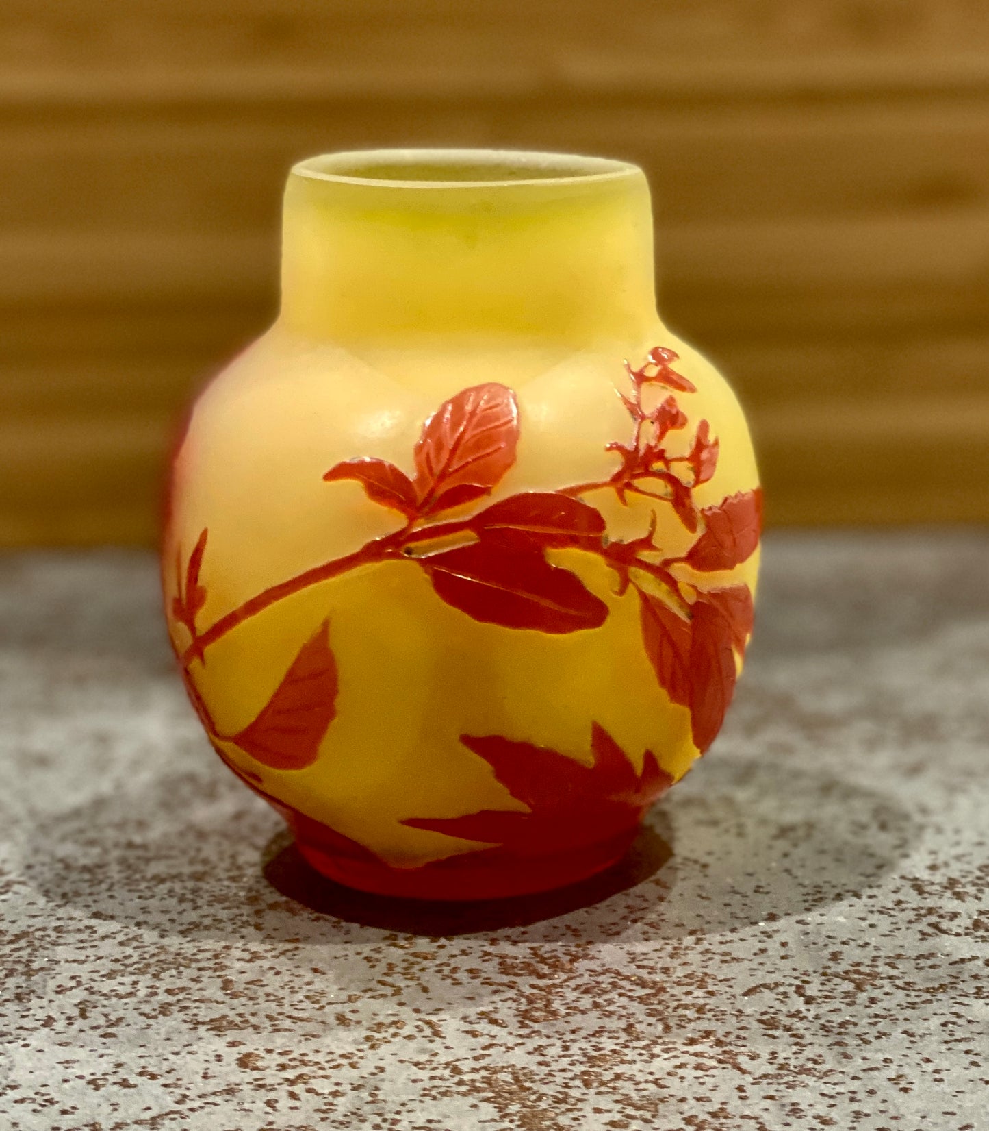 Vase Gallé à petit col en verre, rouge sur fond jaune