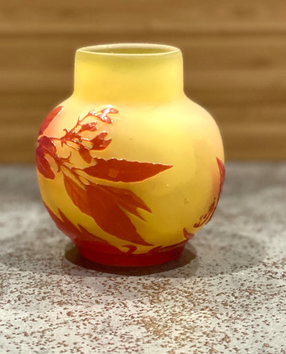 Vase Gallé à petit col en verre, rouge sur fond jaune