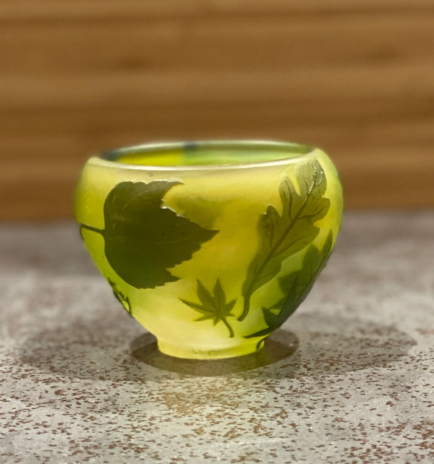 Vase Gallé décor feuillage vert nuancé