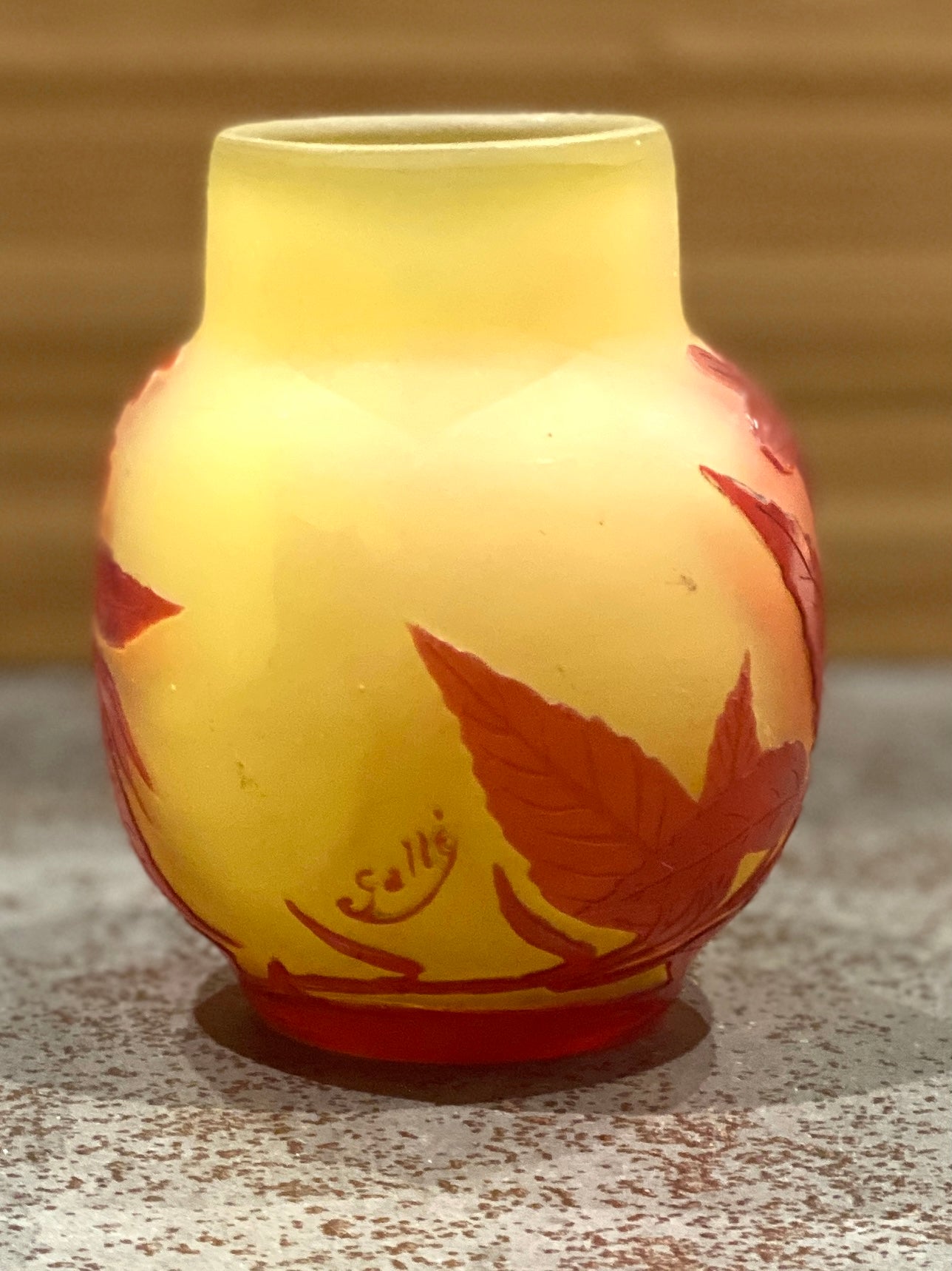 Vase Gallé à petit col en verre, rouge sur fond jaune