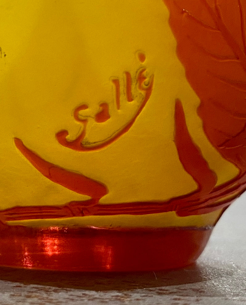 Vase Gallé à petit col en verre, rouge sur fond jaune