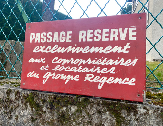 Plaque en tôle vintage - Rouge - Graphisme des lettres années 50 - "Passage réservé"
