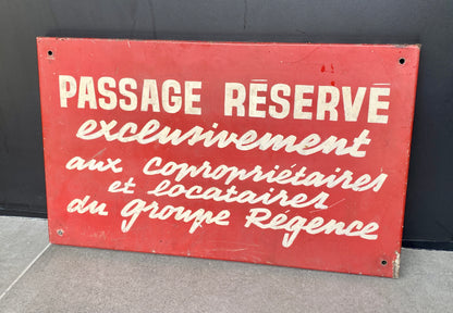 Plaque en tôle vintage - Rouge - Graphisme des lettres années 50 - "Passage réservé"