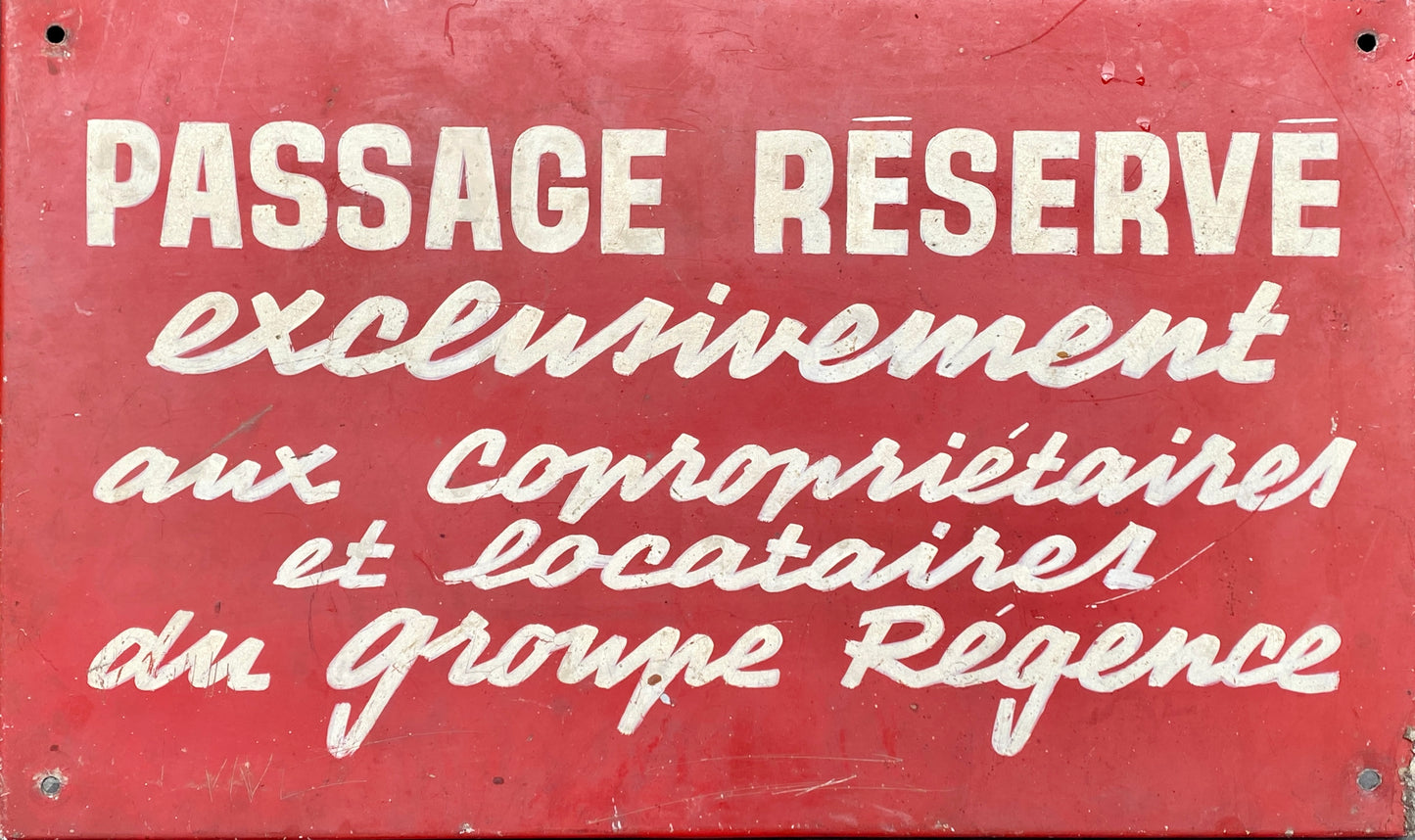 Plaque en tôle vintage - Rouge - Graphisme des lettres années 50 - "Passage réservé"