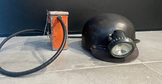 Casque de mineur en cuir avec sa lampe frontale et son alimentation électrique de marque EULAL - années 60