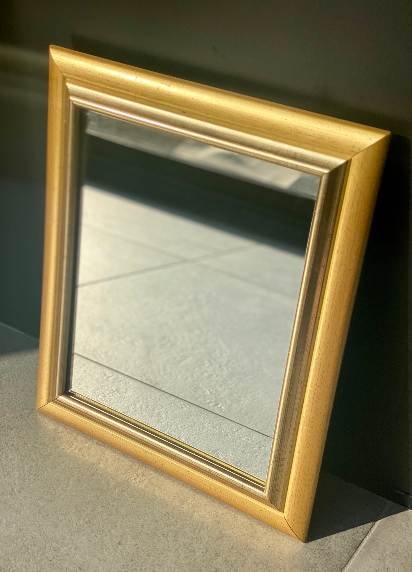 Miroir - format moyen - bois - lisse et doré