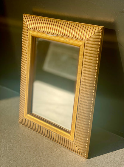 Petit miroir - bois - décor strié et doré