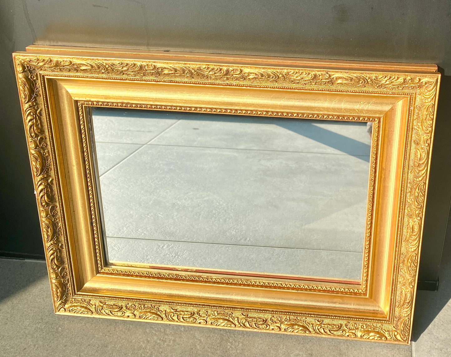 Grand miroir - bois doré - décor moulures
