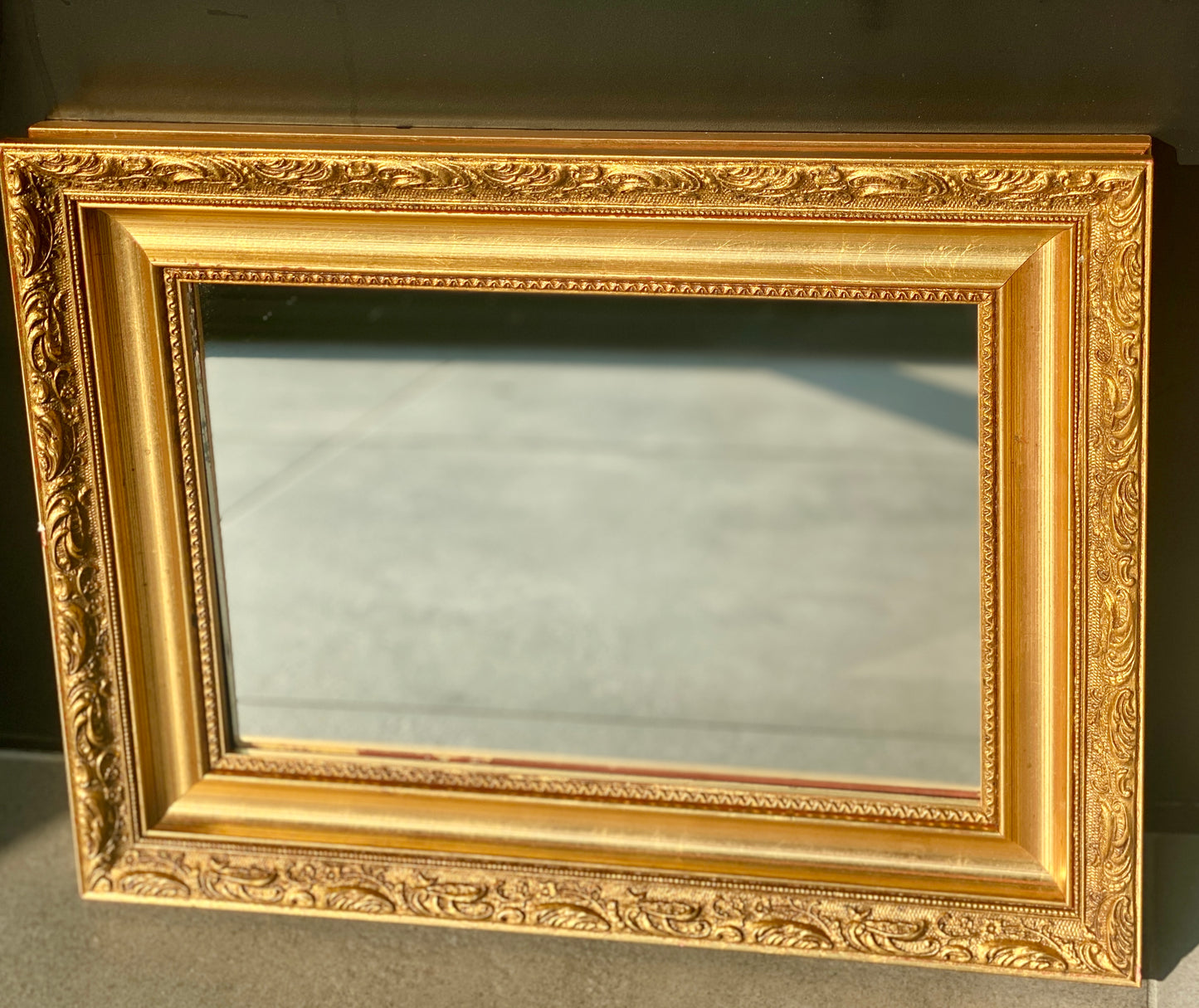Grand miroir - bois doré - décor moulures