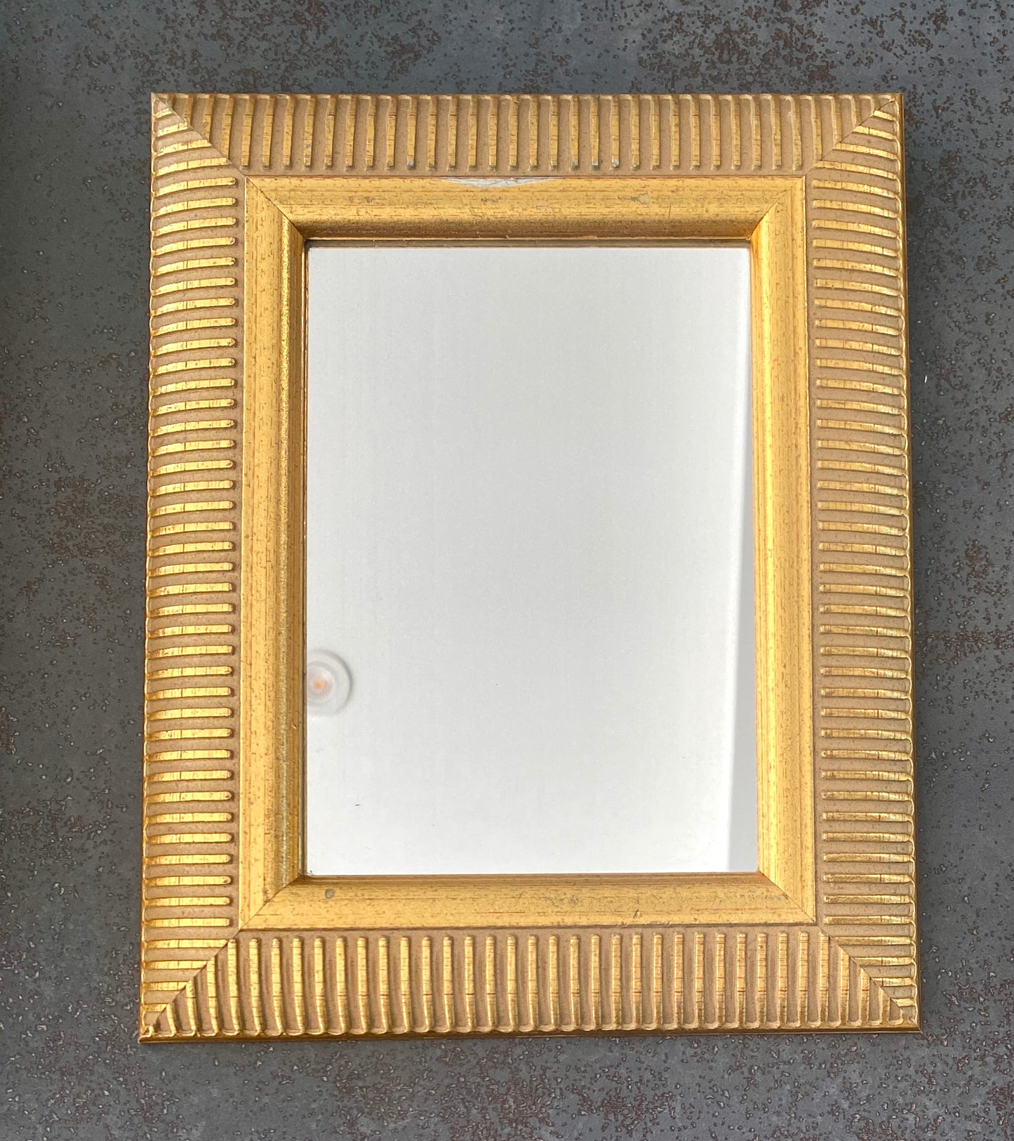 Petit miroir - bois - décor strié et doré