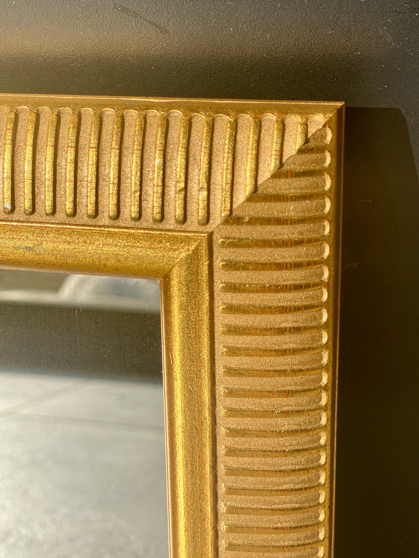 Petit miroir - bois - décor strié et doré