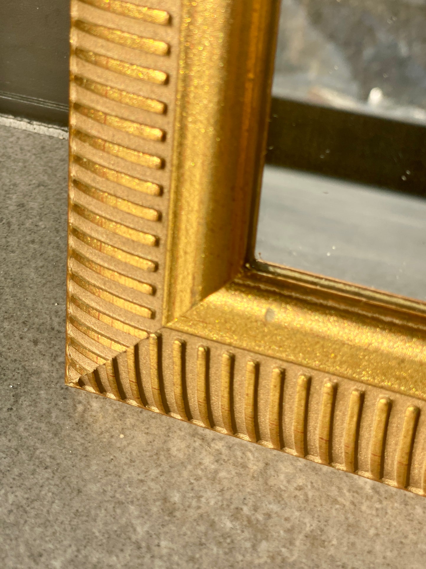 Petit miroir - bois - décor strié et doré