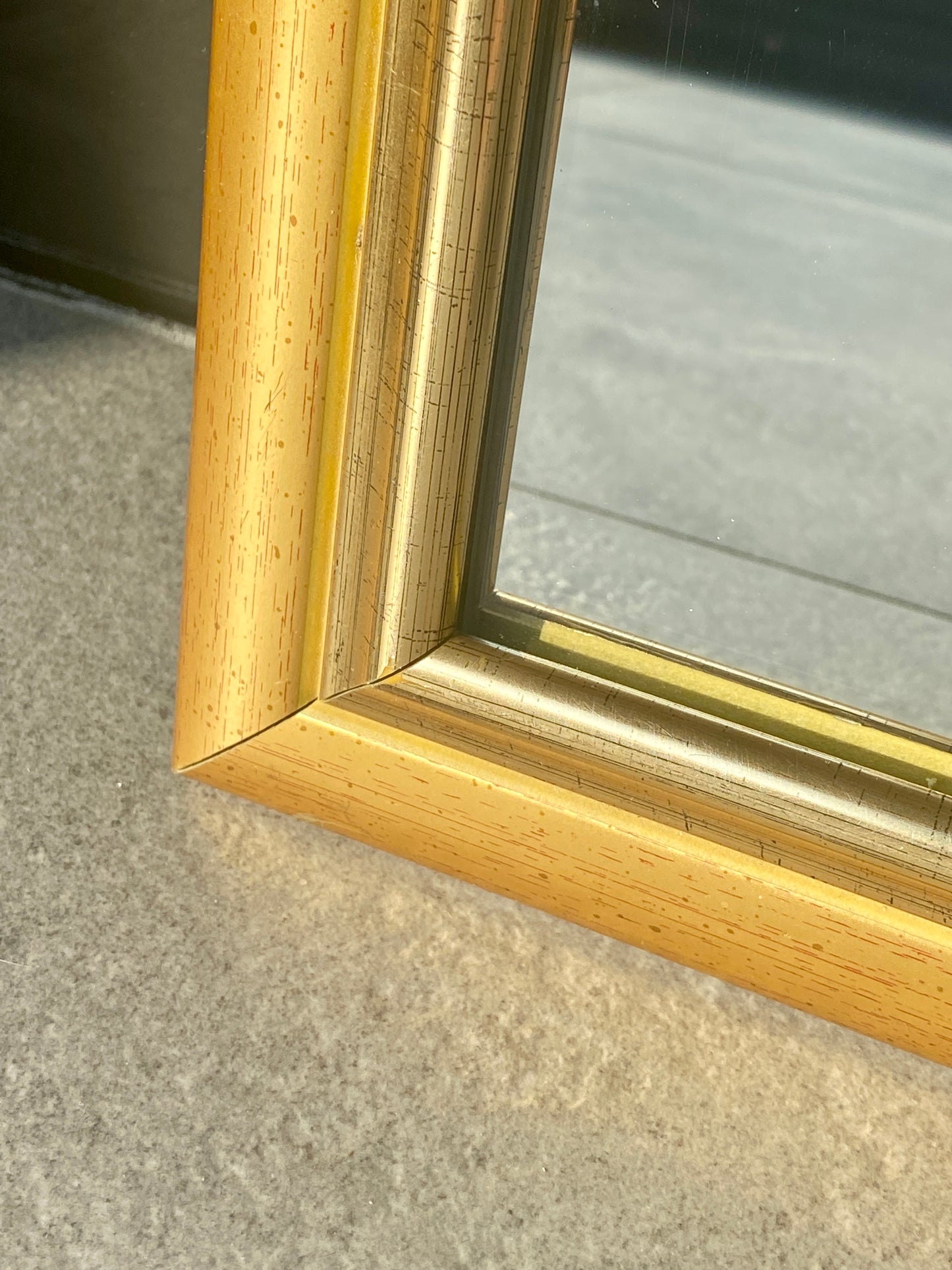 Miroir - format moyen - bois - lisse et doré