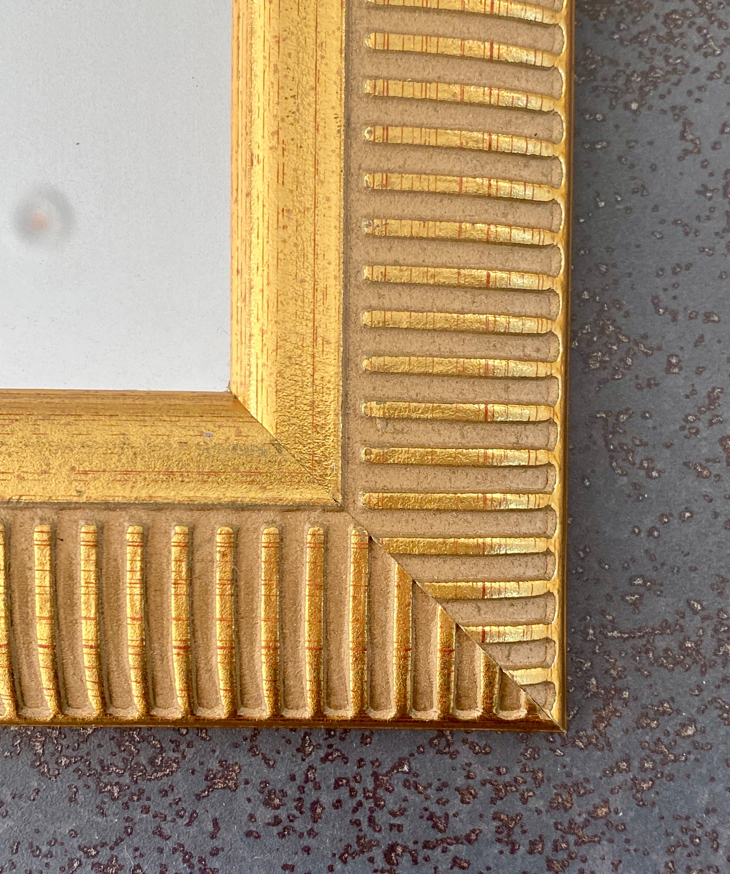 Petit miroir - bois - décor strié et doré