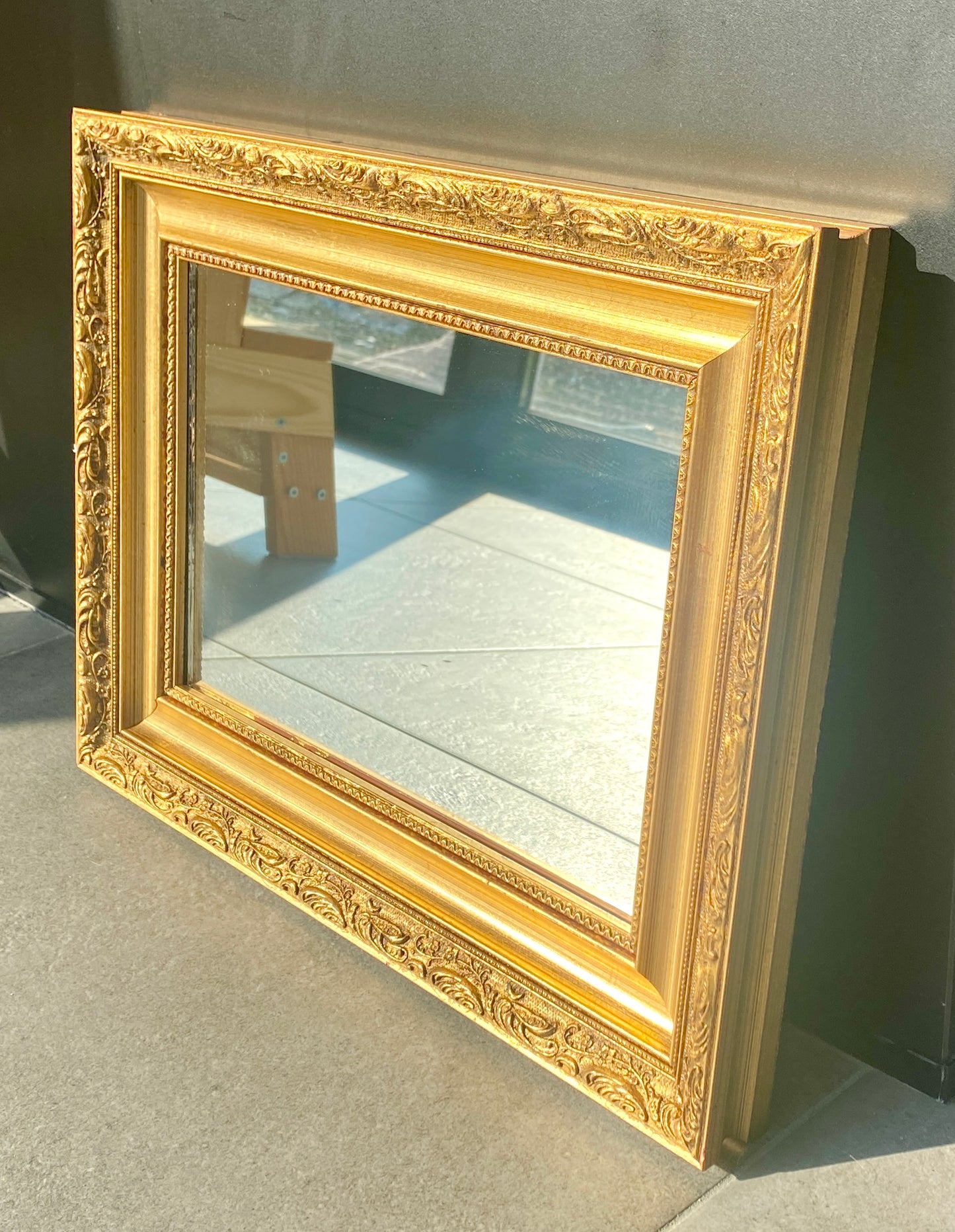 Grand miroir - bois doré - décor moulures