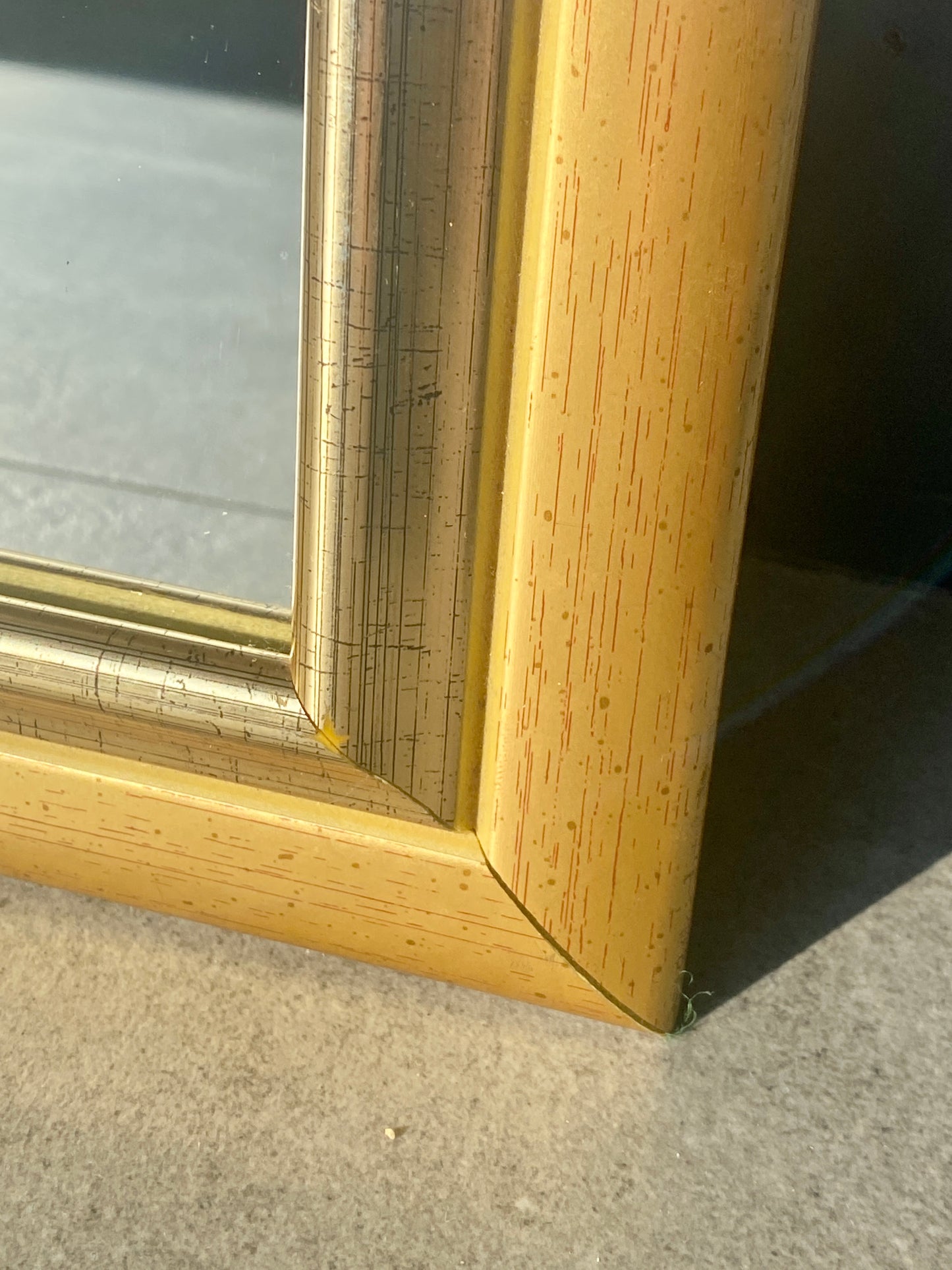 Miroir - format moyen - bois - lisse et doré